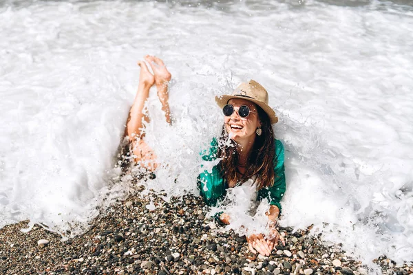 かなりの海のビーチでリラックスしたアジア旅行女の子をパンします。 — ストック写真