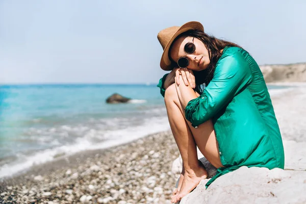 Graziosa pan asiatico viaggio ragazza relax su il spiaggia a il mare in — Foto Stock