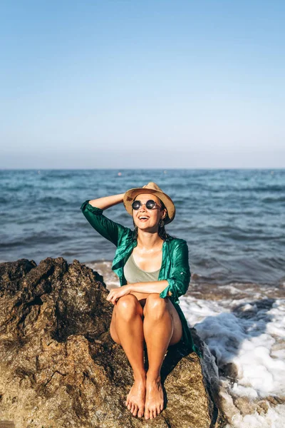 Милая пан азиатская девушка отдыхает на пляже у моря в зеленом — стоковое фото