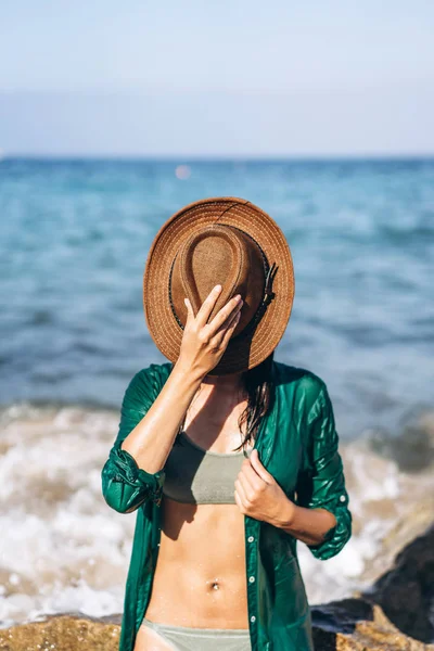 Dívka v plavkách relaxaci na pláži u moře v zelené par — Stock fotografie