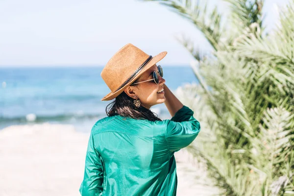 모자와 선글라스 산책 녹색 숄에 귀여운 팬 아시아 소녀 — 스톡 사진
