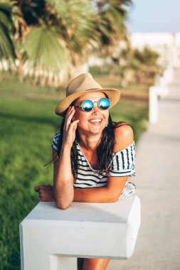 Oldukça pan Asya turist kız şapka ve güneş gözlüğü outd yürüyüş