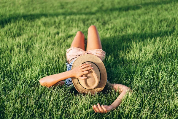 Mignon heureux et fatigué touriste pan asiatique fille repos de plein air sur t — Photo