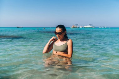 Güzel pan Asya kız mavi deniz suyu rahatlatıcı.