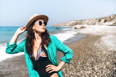 Güzel pan Asya seyahat kız denizde plaj rahatlatıcı