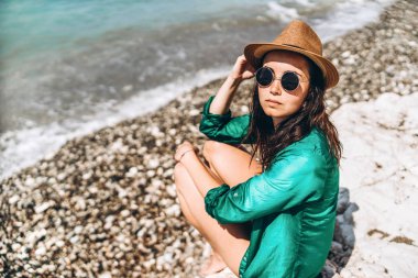Güzel pan Asya seyahat kız denizde plaj rahatlatıcı