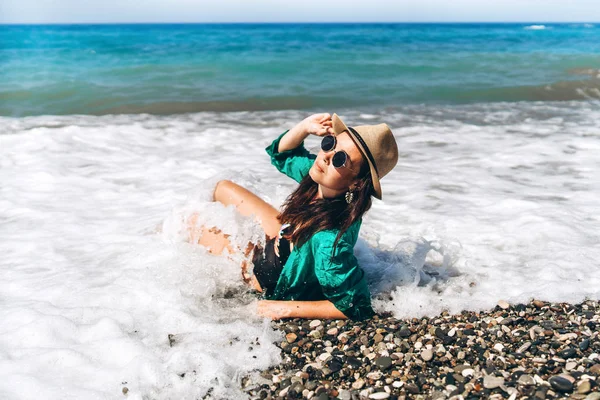 Graziosa pan asiatico viaggio ragazza relax su il spiaggia a il mare in — Foto Stock