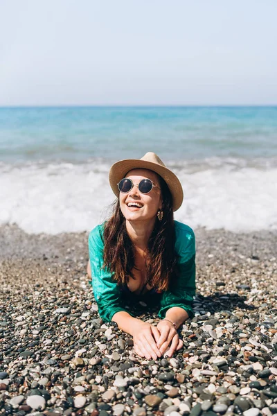 Graziosa pan asiatico viaggio ragazza relax su il spiaggia a il mare in — Foto Stock