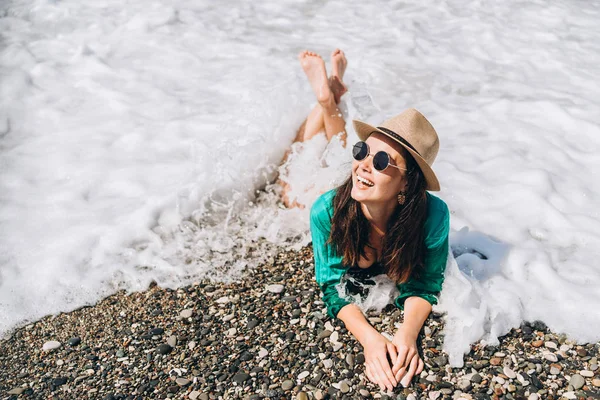 Прелестная кастрюля - девушка-путешественница, отдыхающая на пляже у моря — стоковое фото