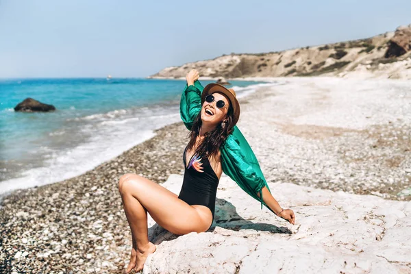 Hübsche panasiatische Reise Mädchen entspannen am Strand am Meer in — Stockfoto