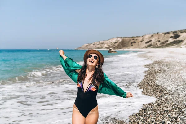 Hübsche panasiatische Reise Mädchen entspannen am Strand am Meer in — Stockfoto