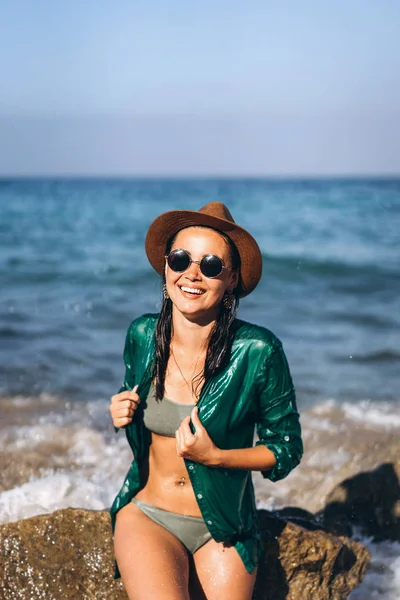 귀여운 팬 아시아 여자 편안한 녹색에서 바다 근처 해변에서 — 스톡 사진
