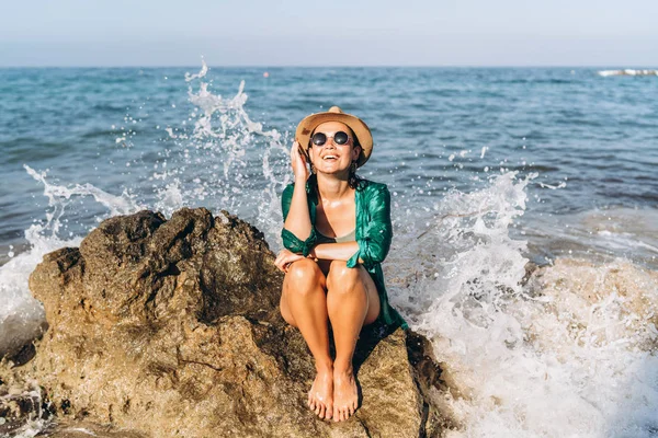 Schattig pan Aziatisch meisje ontspannen op het strand in de buurt van de zee in het groen — Stockfoto