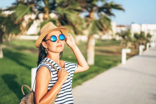 Bella pan asiatico turista ragazza in cappello e occhiali da sole a piedi outd — Foto Stock
