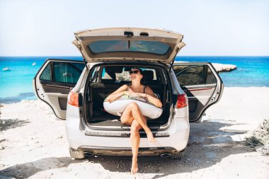 Float seasi, araba bagajı yakınındaki Asyalı esmer oldukça pan