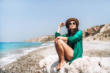 Güzel pan Asya seyahat kız denizde plaj rahatlatıcı