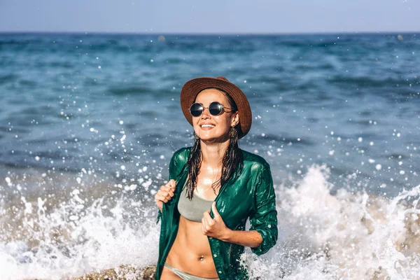 Schattig pan Aziatisch meisje ontspannen op het strand in de buurt van de zee in het groen — Stockfoto