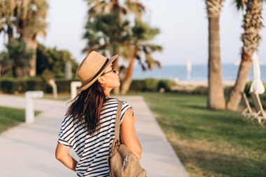 Oldukça pan Asya turist kız şapka ve güneş gözlüğü outd yürüyüş