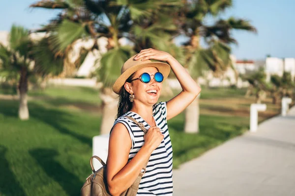 Bella pan asiatico turista ragazza in cappello e occhiali da sole a piedi outd — Foto Stock