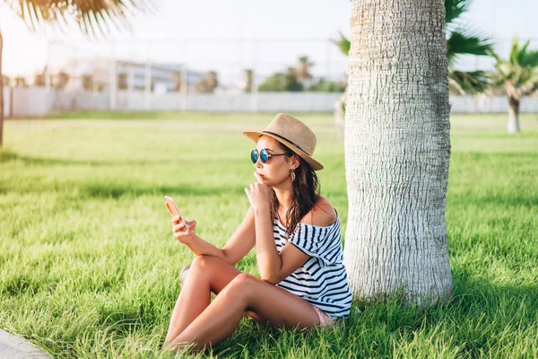 Bella pan asiatico turista ragazza seduta sotto il palma e noi — Foto Stock