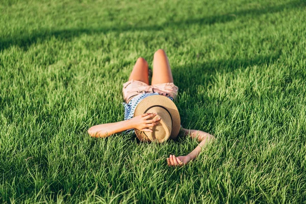 Söt glad och trött turist pan asiatisk tjej vilar utomhus på t — Stockfoto