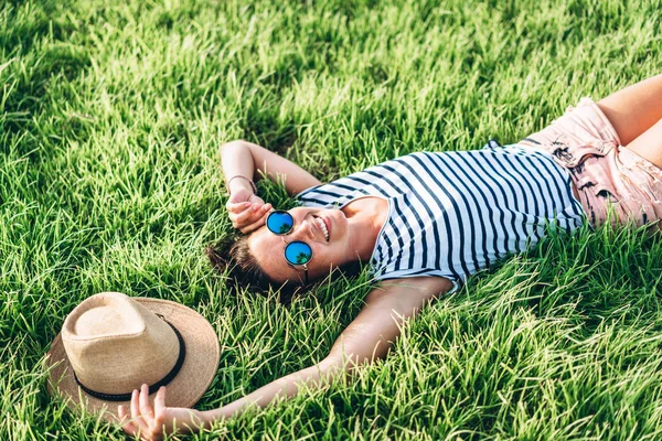 Schattig gelukkig en moe toeristische pan Aziatisch meisje buiten rusten op t — Stockfoto