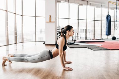 Uzun saç pratik yoga indoo genç ince çekici kadın