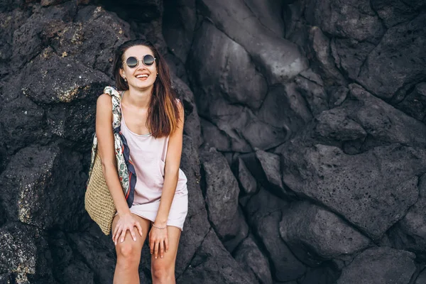 Ganska långt hår brunett turist flicka avkopplande på stenar ne — Stockfoto