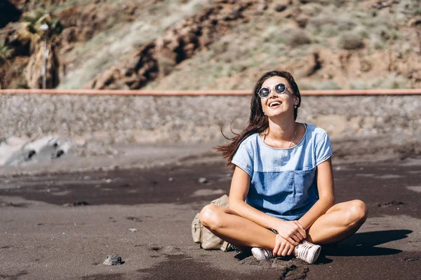 Bella bruna capelli lunghi ragazza rilassante sulla spiaggia con nero — Foto Stock