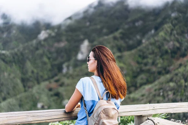 Mooie brunette meisje in zonnebril ontspannen buiten op de berg — Stockfoto