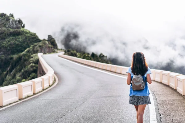 Mooie brunette meisje buiten wandelen in de bergen met cloud — Stockfoto