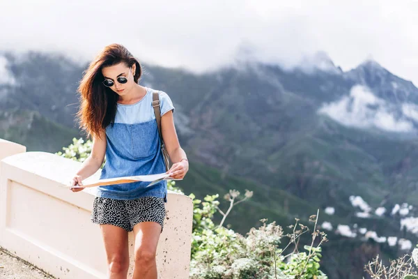 Docela brunette dívka v Venkovní sluneční brýle v horách s — Stock fotografie