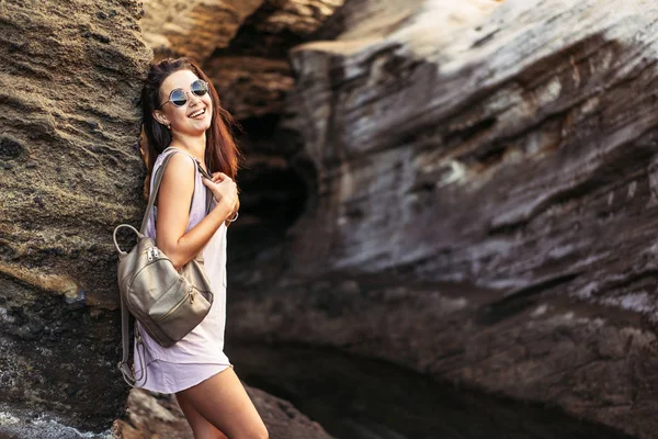 Bastante longo cabelo morena turista menina relaxante sobre as pedras ne — Fotografia de Stock