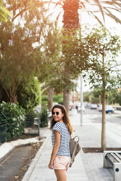 Vrij lang haar toeristische meisje lopen op straat. — Stockfoto