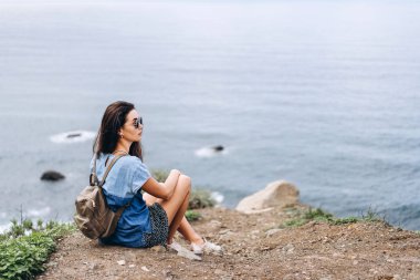 Güneş gözlüğü güzel esmer kız Bağla'açık rahatlatıcı