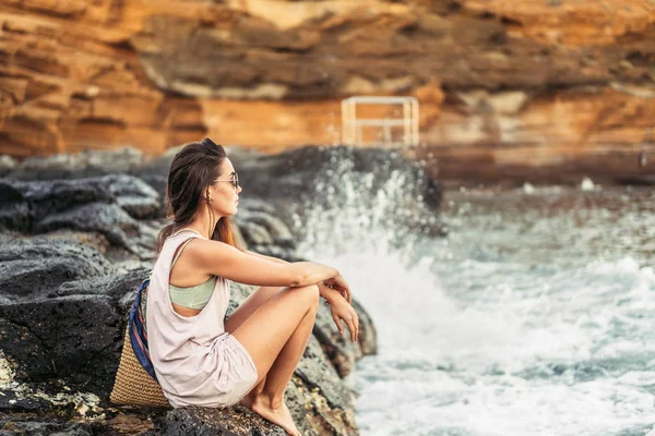 Docela dlouhé vlasy bruneta turistické dívka na dovolené na ne kameny — Stock fotografie