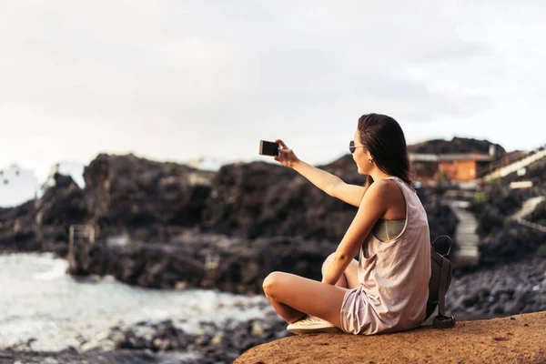 Oldukça uzun saçlı esmer turist kız üzerinde taşlar ne rahatlatıcı — Stok fotoğraf