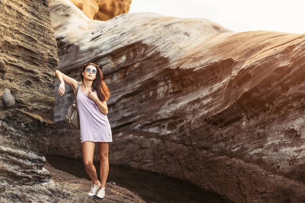 Vrij lange haren brunette toeristische meisje ontspannen op de stenen ne — Stockfoto