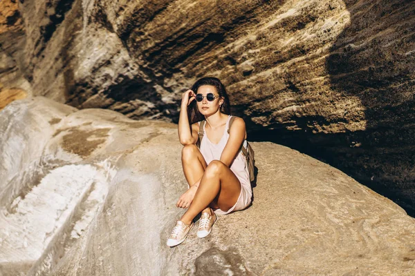 Bastante longo cabelo morena turista menina relaxante sobre as pedras ne — Fotografia de Stock