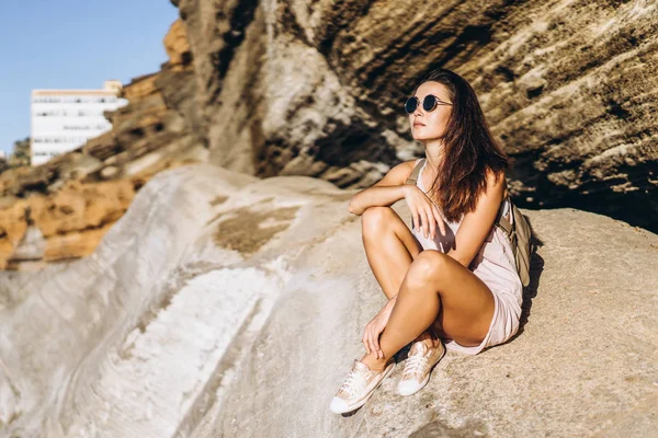 Bastante longo cabelo morena turista menina relaxante sobre as pedras ne — Fotografia de Stock