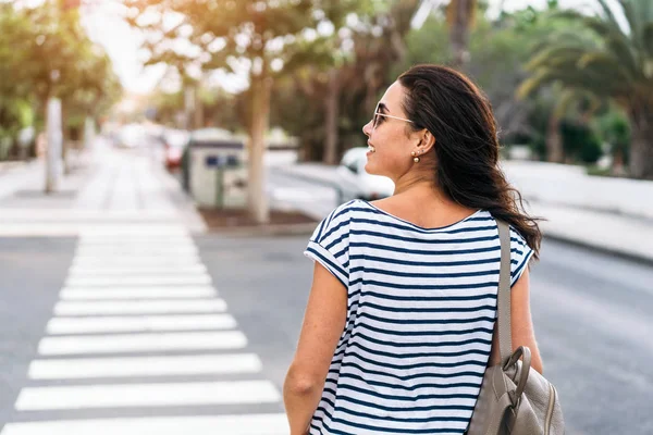 Piuttosto lunghi capelli ragazza turistica a piedi per strada . — Foto Stock