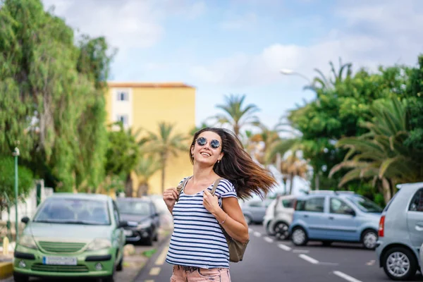 Piuttosto lunghi capelli ragazza turistica a piedi per strada . — Foto Stock