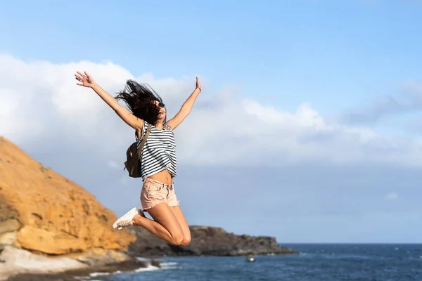 Pretty tourist brunette girl having fun outdoor near sea. — Stock Photo, Image