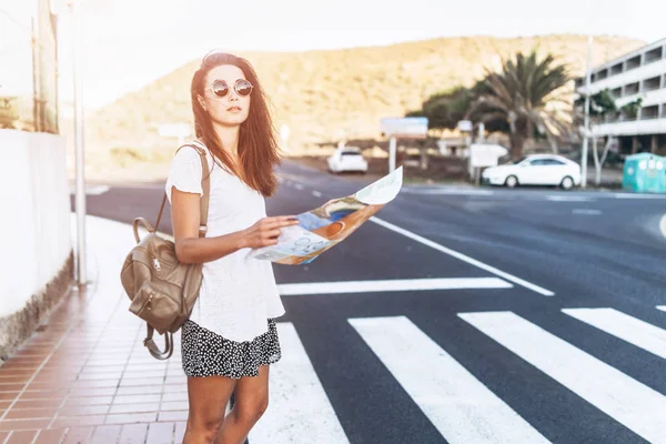 Bella ragazza turistica bruna con mappa in mano sul mare di strada — Foto Stock