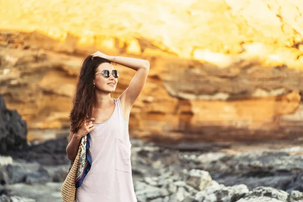 Szép hosszú haj barna turista lány bágyasztó-ra-a köveket ne — Stock Fotó