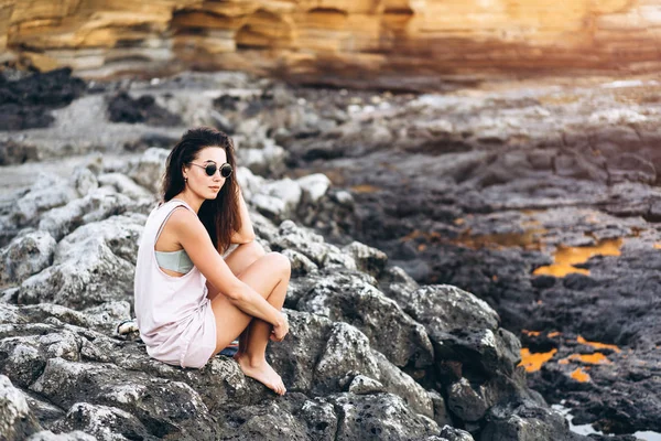 Piuttosto lunghi capelli bruna turista ragazza rilassante sulle pietre ne — Foto Stock