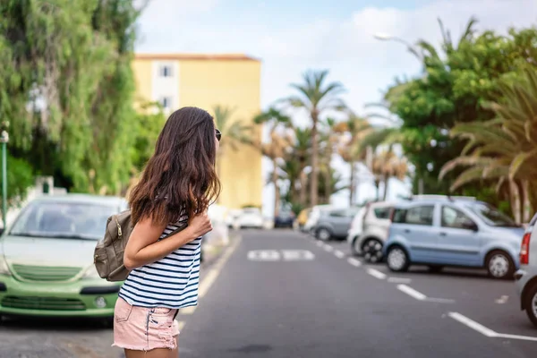 Docela dlouhé vlasy dívka turistické chůzi na ulici. — Stock fotografie