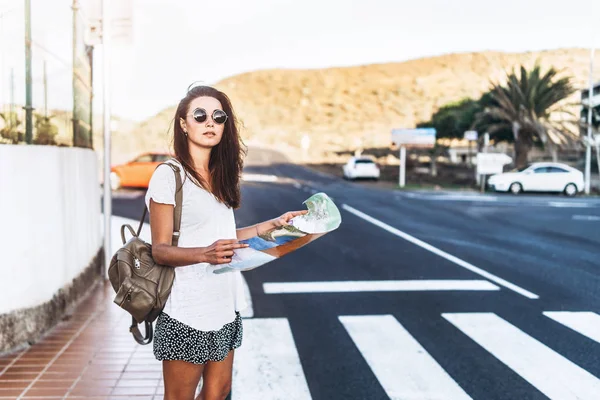 Bella ragazza turistica bruna con mappa in mano sul mare di strada — Foto Stock