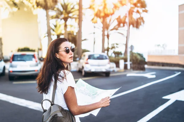 Bella ragazza turistica bruna con mappa in mano sul mare di strada — Foto Stock