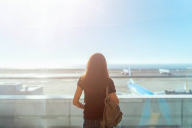 Kalkış havaalanında bekleyen esmer uzun saçlı kız